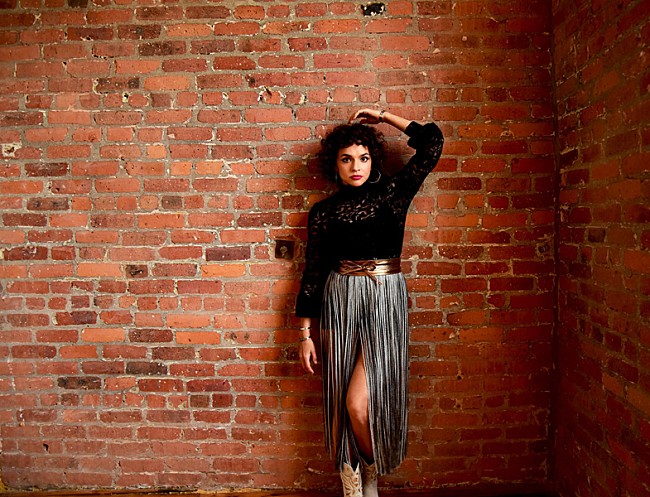 「ノラ・ジョーンズ、故レナード・コーエン「スティア・ユア・ウェイ」の情熱的なカバー公開」1枚目/2