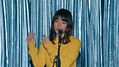 「あいみょん、“集中力高めで”撮影に挑んだ新曲「強くなっちゃったんだ、ブルー」MV公開」1枚目/2