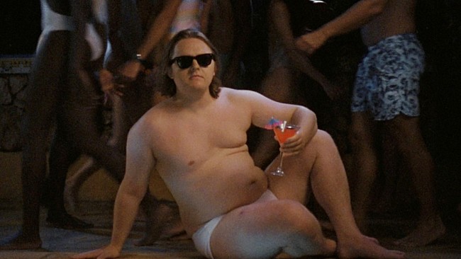 「ルイス・キャパルディ、新曲MVでワム！「クラブ・トロピカーナ」のMVを完全再現」1枚目/2