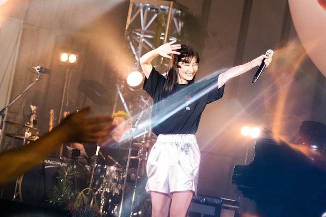 「大塚愛、祝福と歓喜に満ちあふれたアニバーサリー＆バースデーライブ開催」1枚目/7