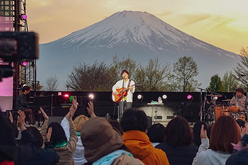 秦基博「秦 基博、快晴の富士山をバックに繰り広げた【GREEN MIND 2022】をBlu-ray化」1枚目/3