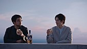 「井口理（King Gnu）×岡田将生、ウイスキーを通して打ち解ける」1枚目/26