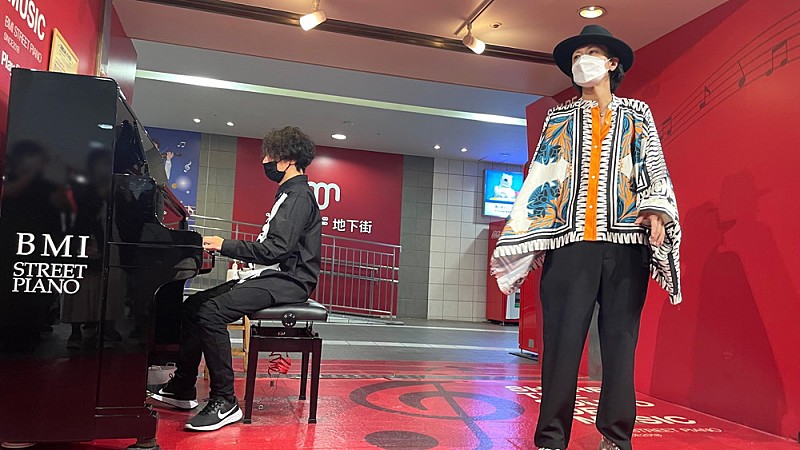 メリー、新曲「夜明け前」を引っ提げてストリートピアノ・ライブに初挑戦