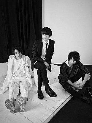 「UNISON SQUARE GARDEN、バンド結成15周年記念ライブの映像全編を期間限定公開」