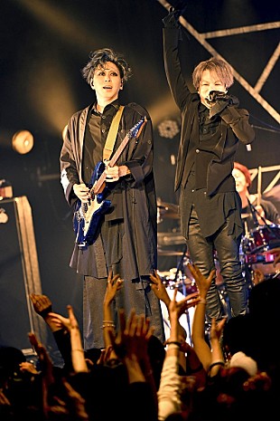 「fuzzy knot、初の全国ツアー【BLACK SWAN】ファイナルのライブレポが到着」