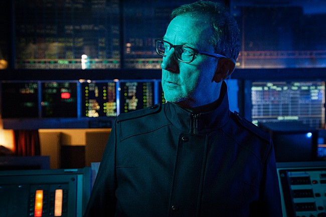 「ブラーのデイヴ・ロウントゥリー、新曲「Devil&#039;s Island」のMV公開」1枚目/2