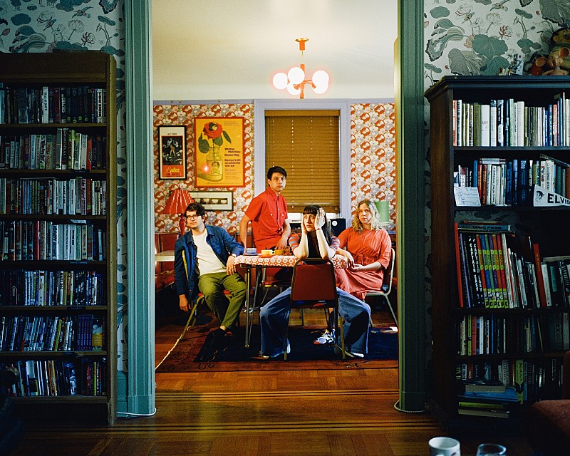 「フランキー・コスモス、瞑想の仕組みを捉えた「Empty Head」MV公開」1枚目/2