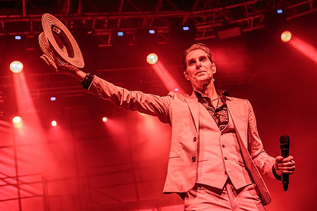 「ジェーンズ・アディクション、ペリー・ファレルの負傷により5公演をキャンセル」1枚目/1