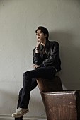 「BTSのJIN、ソロシングル2つ目のコンセプトフォトは「Lunar Eclipse」」1枚目/2
