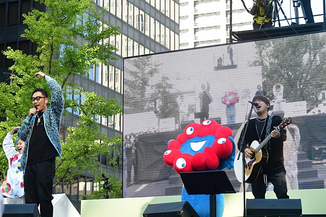 「コブクロ、ミャクミャクらと【大阪・関西万博】テーマソングをパフォーマンス」1枚目/5