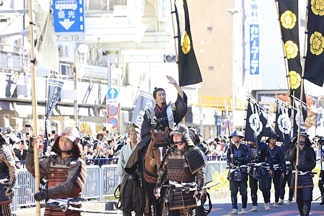「“信長”木村拓哉に１万５千人が大歓声　伊藤英明と「ぎふ信長まつり」に参戦」1枚目/1