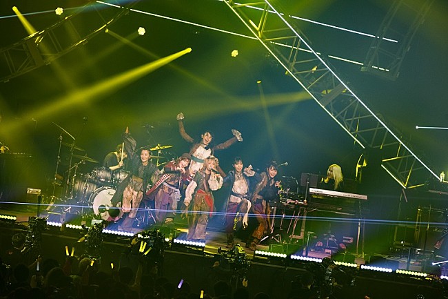 「BiSHが【バズリズム LIVE】をジャック、市來玲奈アナとアシスタントMC争奪バトルも　ライプレポ到着」1枚目/6