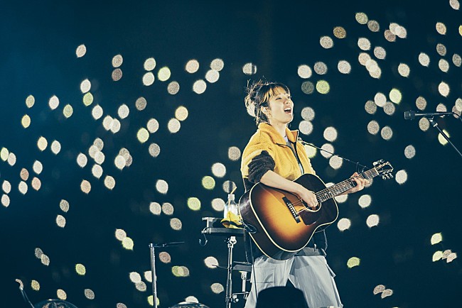 「あいみょん、阪神甲子園球場での弾き語りワンマンのライブレポ到着」1枚目/14
