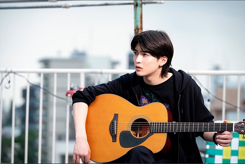 「「君の花になる」“弾”高橋文哉と“あす花”本田翼のハグシ-ンに反響 「ダッシュしてハグを求める弾がかわい過ぎた」」1枚目/1