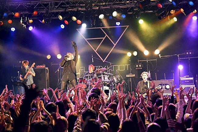 「fuzzy knot、VR映像配信スタート　初の全国ツアー【BLACK SWAN】ファイナルを完全収録」1枚目/2