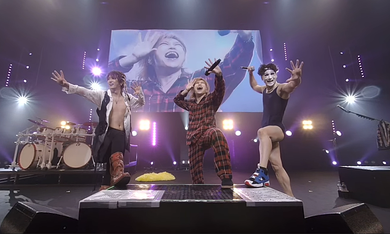 ゴールデンボンバーのライブ5曲がVR配信スタート