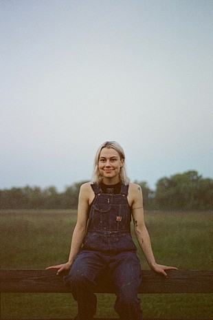 「フィービー・ブリジャーズ、 ハンサム・ファミリーによるクリスマス・ソング「So Much Wine」をカバー」