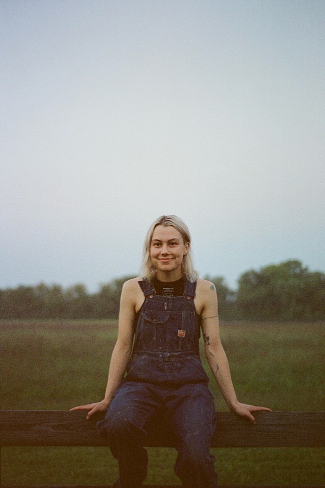 「フィービー・ブリジャーズ、 ハンサム・ファミリーによるクリスマス・ソング「So Much Wine」をカバー」1枚目/2