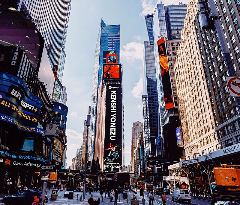 米津玄師、タイムズスクエア巨大広告やMVでニューヨークをジャック