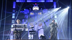 「YOASOBI、実物大“動くガンダム”との「祝福」コラボステージ映像を公開」