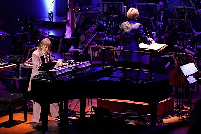 「＜ライブレポート＞オーチャードホールにて目撃する、小室哲哉初のフルオーケストラ公演」1枚目/8