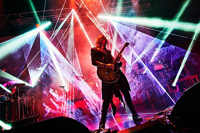 「SUGIZO、ソロ始動25周年を祝した記念イベントのライブレポートが到着」1枚目/25