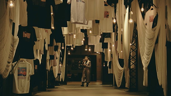 「YOASOBI、ユニクロ本部から配信した「たぶん」ライブ映像を公開」1枚目/2