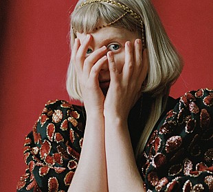 「オーロラ、最新作『ザ・ゴッズ・ウィー・キャン・タッチ』の来日記念盤リリース決定」