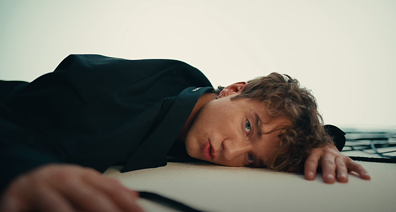 「ダニエル・シーヴィ、“常に考えてることについて書いた”2ndシングル「Runaway」のMV公開」1枚目/3