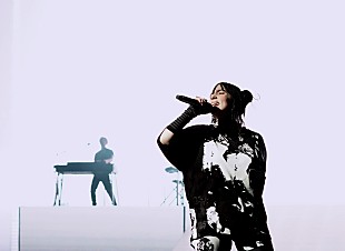 「ビリー・アイリッシュ、地元公演でチャイルディッシュ・ガンビーノ／カリードら豪華ゲストと共演」