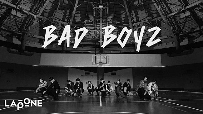 「INI、映画をオマージュした「BAD BOYZ」パフォーマンスビデオ公開　『Awakening』収録曲」1枚目/1