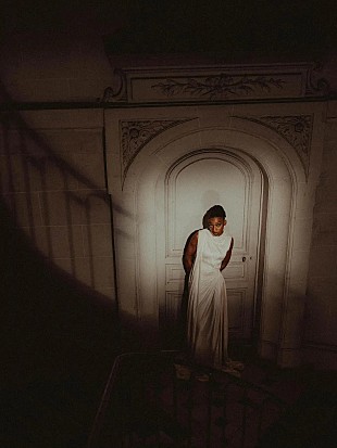 「リトル・シムズ、最新作に込めたメッセージを映像化したショート・フィルム解禁」