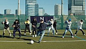 「SKY-HI、新曲「Happy Boss Day」サッカーコートでのダンスプラクティス動画＆ライブ映像を公開」1枚目/6