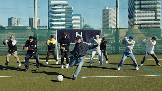 「SKY-HI、新曲「Happy Boss Day」サッカーコートでのダンスプラクティス動画＆ライブ映像を公開」1枚目/6
