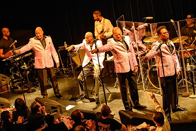 「＜ライブレポート＞スタイリスティックス、3年ぶりのビルボードライブで極上のクリスマス・パーティー」1枚目/17