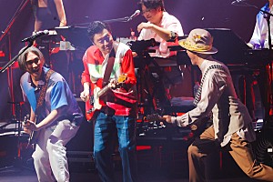 ライブレポート＞桑田佳祐、音楽へのリスペクトと感謝のメッセージが