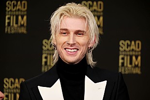 「マシン・ガン・ケリー、新たに家族に迎え入れた子猫を紹介」