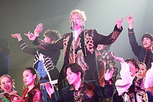 「＜ライブレポート＞香取慎吾、自身初のソロアリーナ公演で見せた変幻自在のエンタテイメント・ショー」