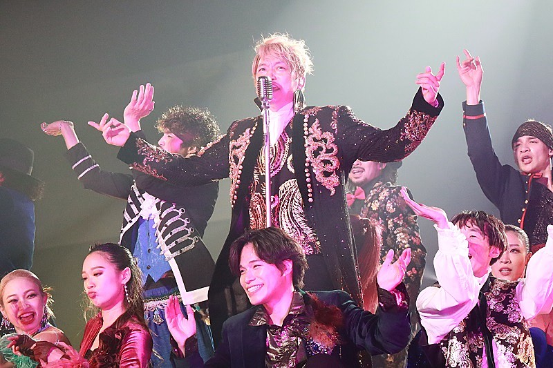 ＜ライブレポート＞香取慎吾、自身初のソロアリーナ公演で見せた変幻自在のエンタテイメント・ショー