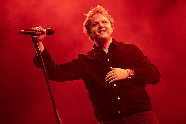 「ルイス・キャパルディ、The 1975のライブでテイラー・スウィフト「ラヴ・ストーリー」をカバー」1枚目/1