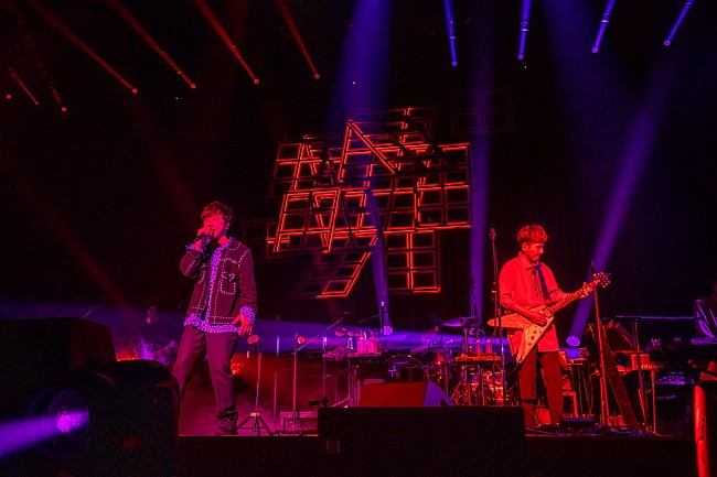 「＜ライブレポート＞ポルノグラフィティ、8年ぶりの武道館で新しい“暁”の光を見せた【18thライヴサーキット “暁”】」1枚目/6