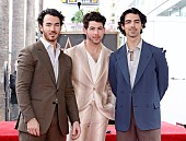 「ジョナス・ブラザーズ、ハリウッド殿堂入り式典でニューALのリリース発表」1枚目/1