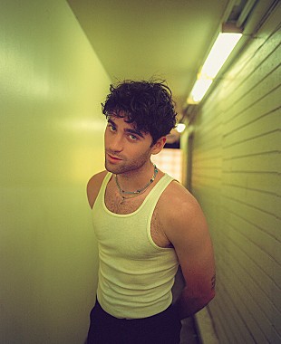 「アレクサンダー23、パーソナルな新曲「ハウ・トゥ・ドライブ」公開　藤原ヒロシがアートワーク担当」