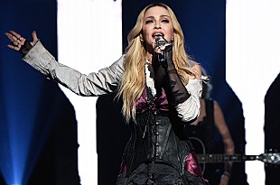 「マドンナ、レディー・ガガの曲に合わせて話題のウェンズデー・ダンスを披露」