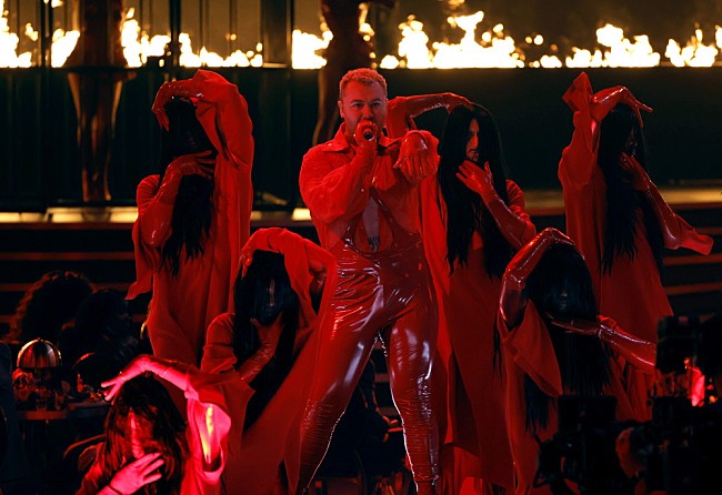 「【第65回グラミー賞授賞式(R)】サム・スミス＆キム・ペトラス、全米No.1「アンホーリー」で悪魔チックに魅了」1枚目/1