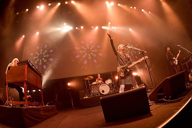 「クーラ・シェイカー、7年ぶり単独来日公演初日のライブレポート到着＜セトリあり＞」1枚目/5