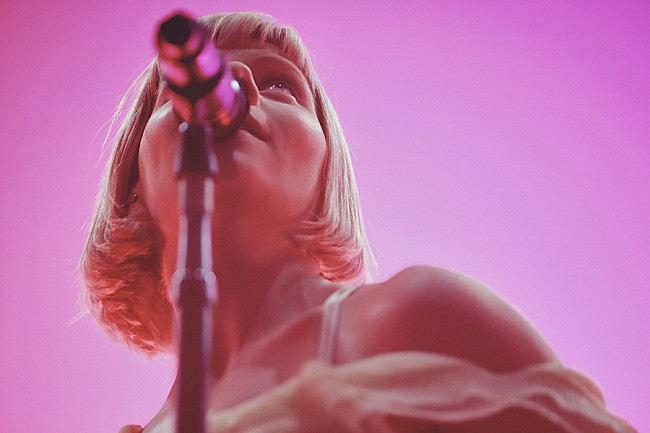 「オーロラ、約3年ぶりの単独来日公演レポート到着 当日のセットリストのプレイリストも公開」1枚目/6