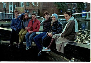 「ブラック・カントリー・ニュー・ロード、ロンドン公演のフル映像解禁＆日本限定でライブ音源CD化」