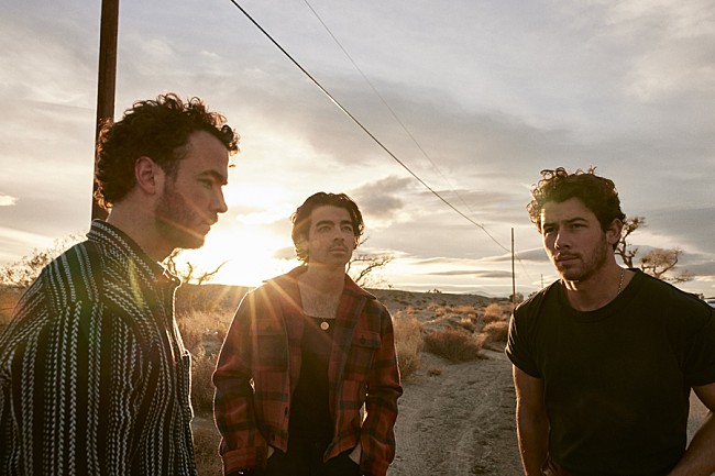 「ジョナス・ブラザーズ、ファンキーな新曲「Wings」のMV公開「新しい章への完璧なスタート」」1枚目/3