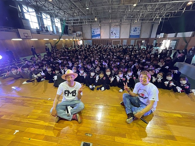 「FUNKY MONKEY BΛBY&#039;Sが卒業式でサプライズライブ、オフィシャルレポートが到着 」1枚目/1